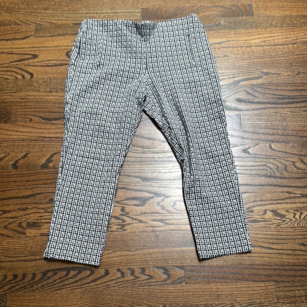 Chico's Black and White Casual Bottoms with Classic Pattern. Size L (2.5)